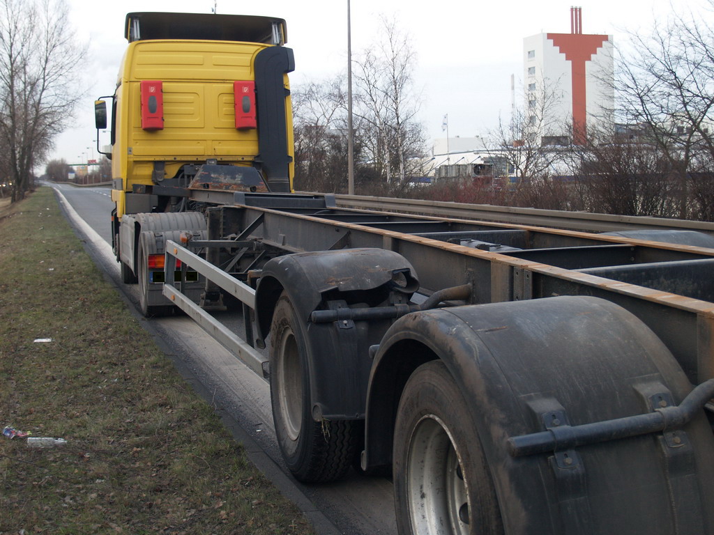 LKW verliert Container Koeln Niehler Ei P109.JPG